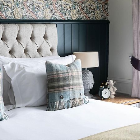 The Fleece At 시런세스터 외부 사진 A bedroom at The Old Bank Hotel