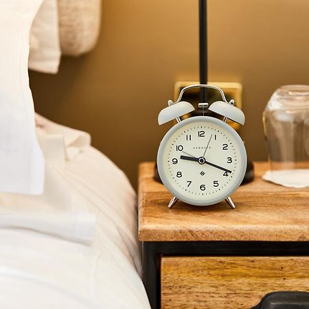 The Fleece At 시런세스터 외부 사진 Alarm clock