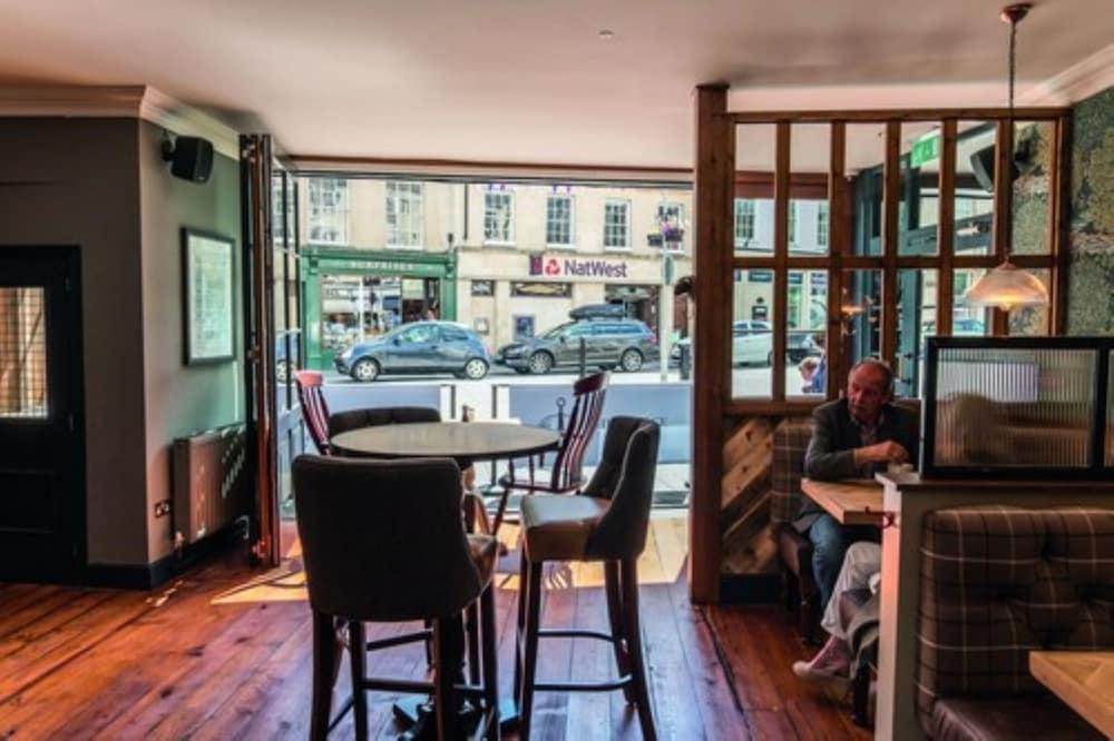 The Fleece At 시런세스터 외부 사진 Interior of the restaurant