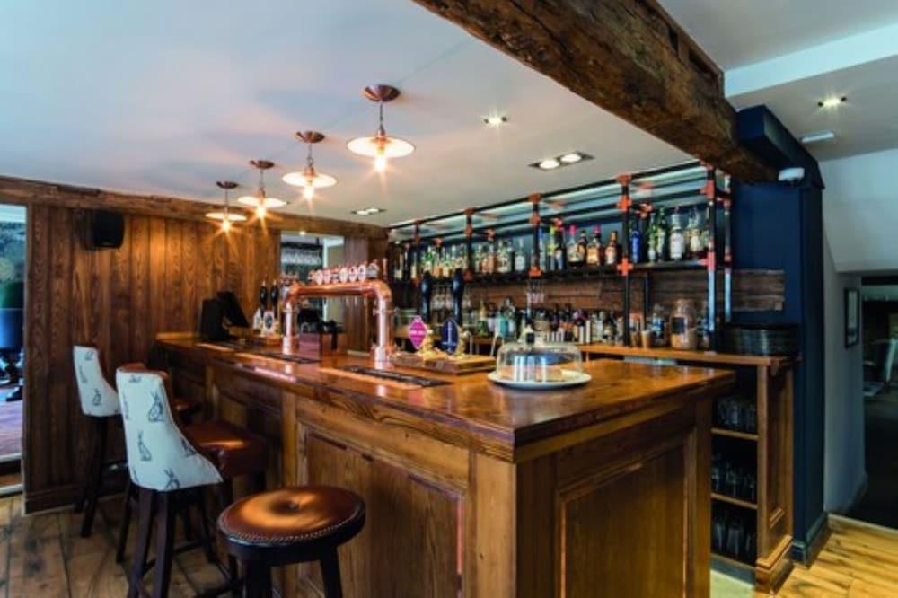 The Fleece At 시런세스터 외부 사진 The bar at The Old Dispensary
