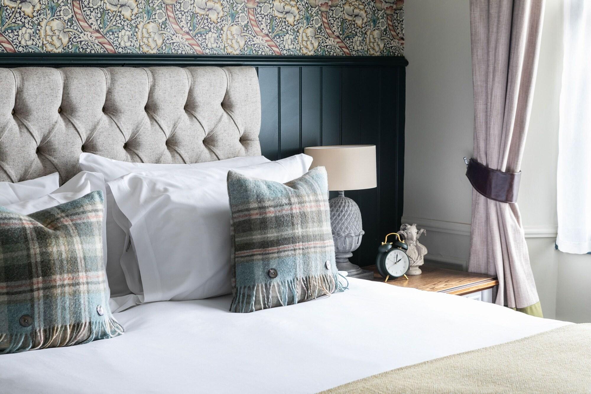 The Fleece At 시런세스터 외부 사진 A bedroom at The Old Bank Hotel