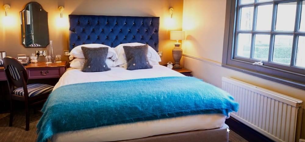 The Fleece At 시런세스터 외부 사진 A bed with a blue throw
