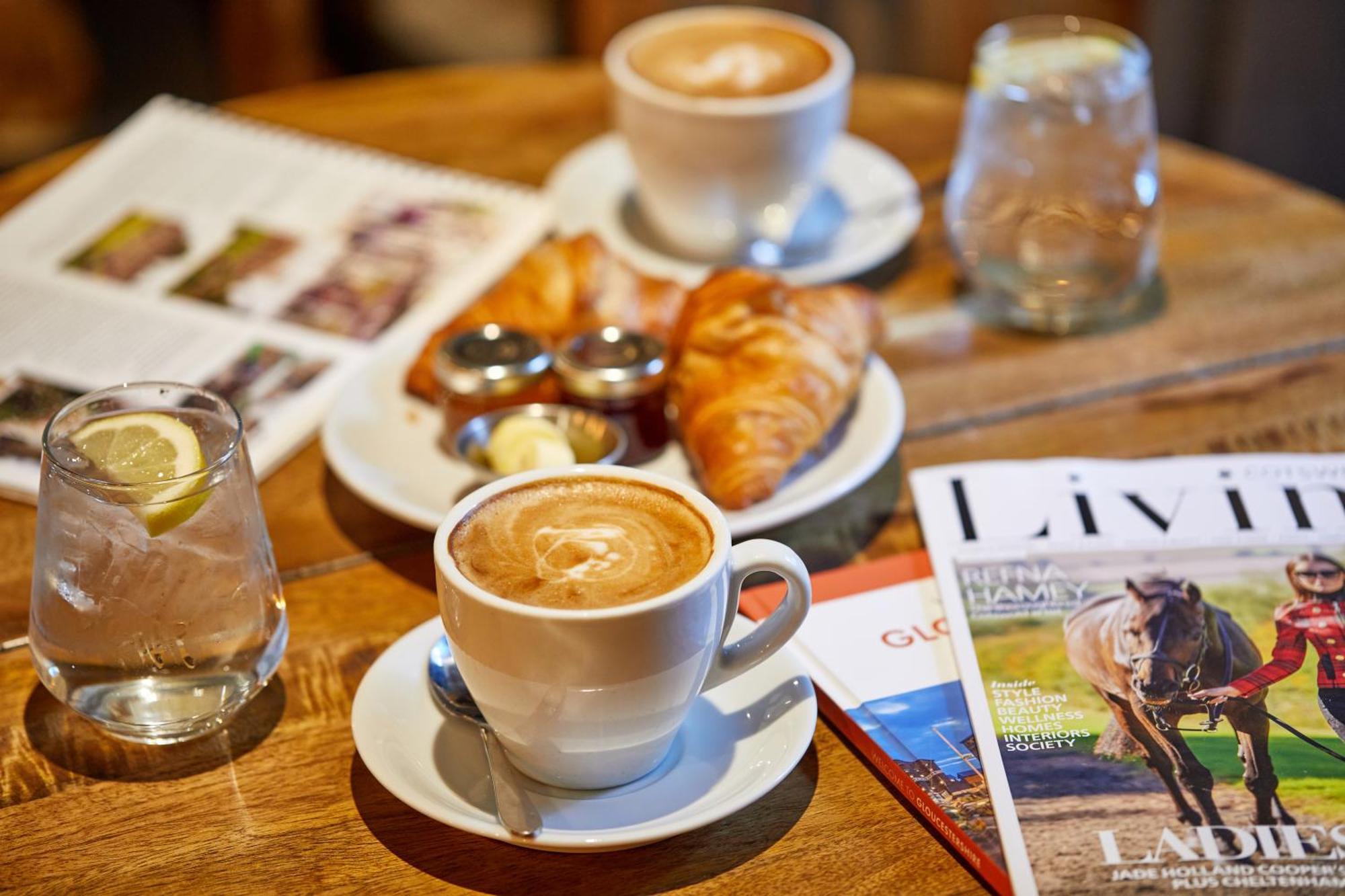 The Fleece At 시런세스터 외부 사진 A cappuccino