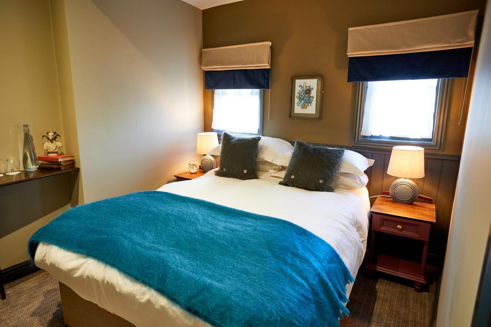 The Fleece At 시런세스터 외부 사진 A bedroom at the hotel