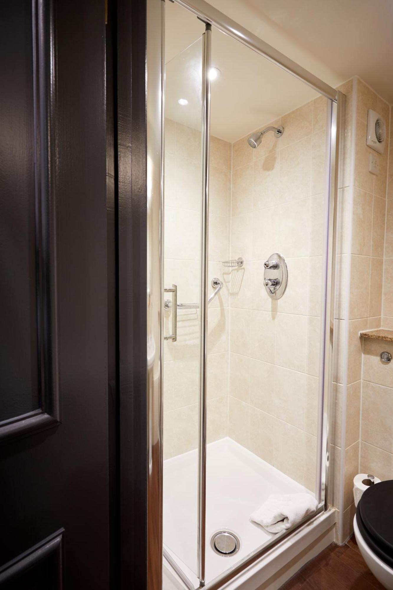 The Fleece At 시런세스터 외부 사진 A shower enclosure