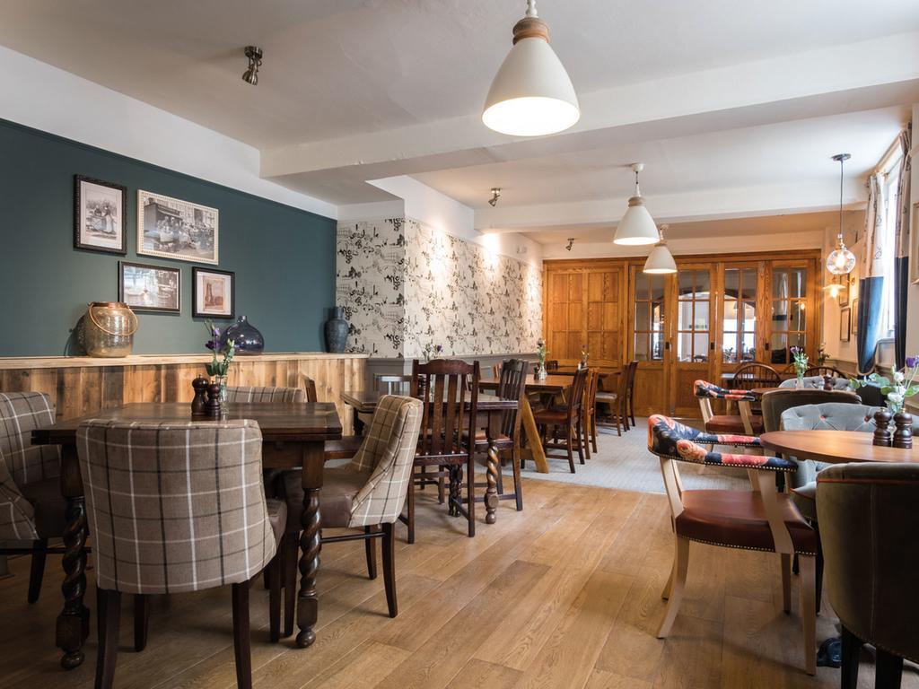 The Fleece At 시런세스터 외부 사진 The interior of the pub