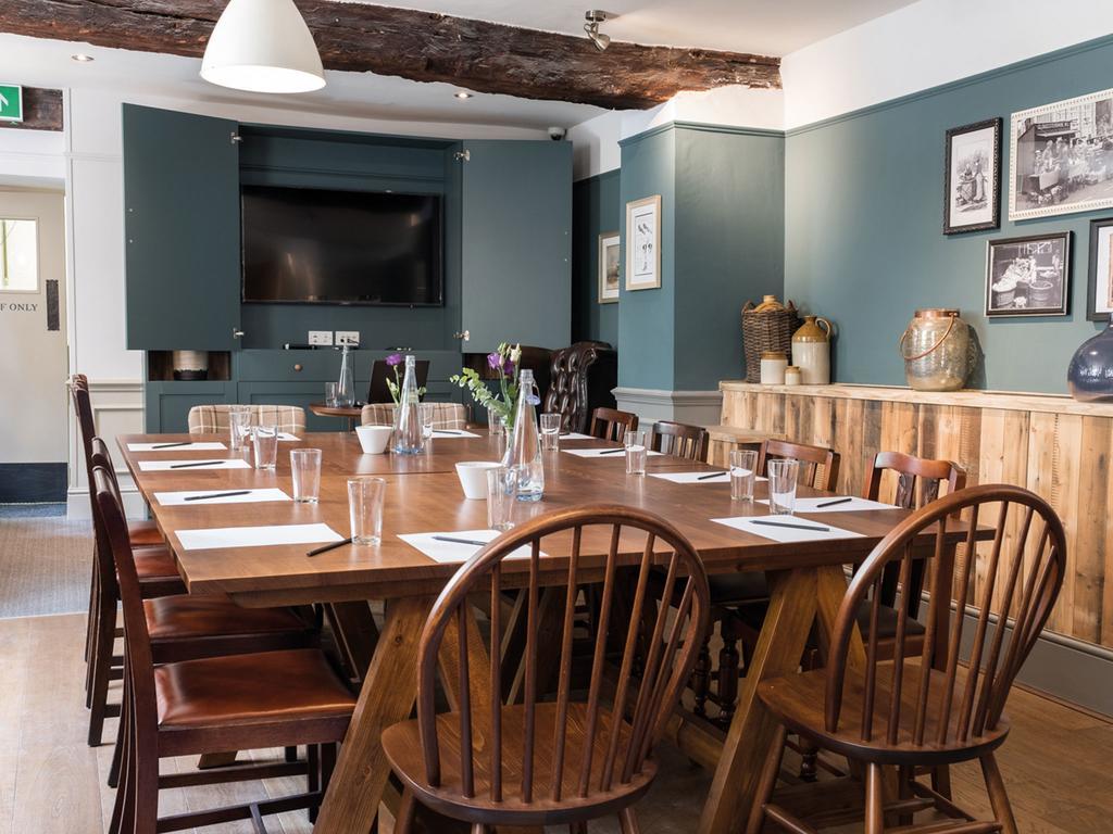 The Fleece At 시런세스터 외부 사진 The dining room at the Old Parsonage