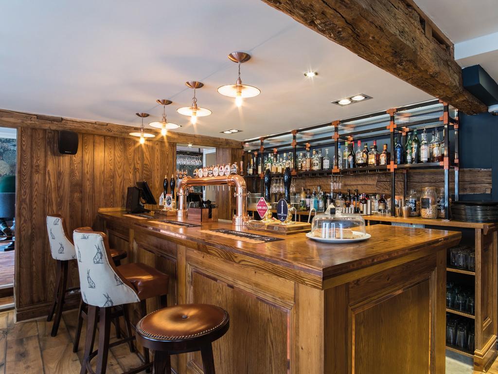 The Fleece At 시런세스터 외부 사진 The bar at The Old Post Office