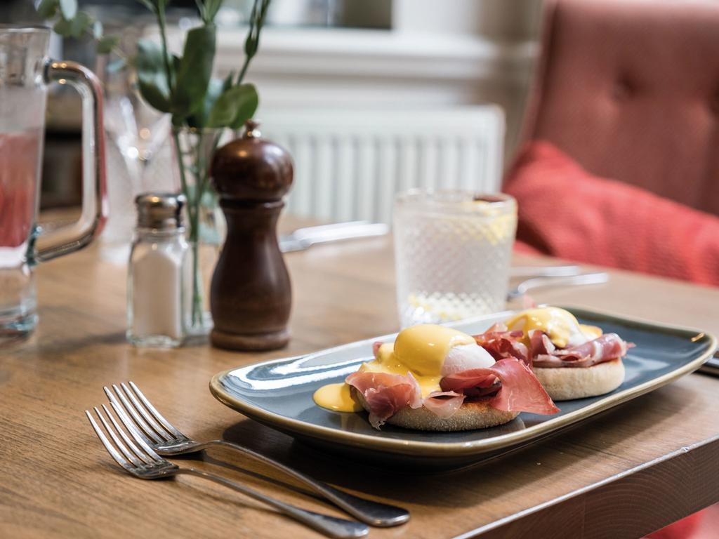 The Fleece At 시런세스터 외부 사진 Eggs Benedict