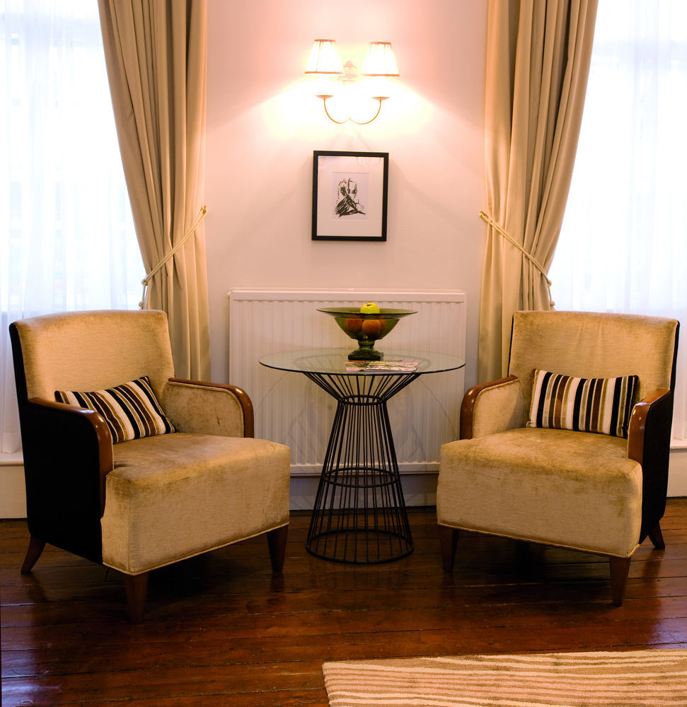 The Fleece At 시런세스터 외부 사진 A pair of club chairs