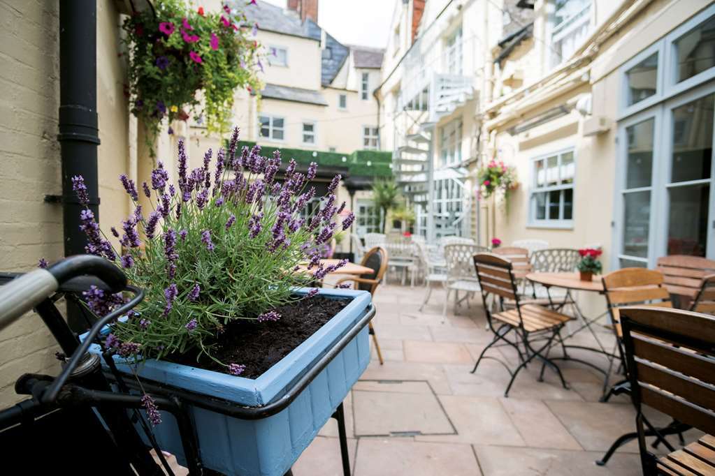 The Fleece At 시런세스터 외부 사진 The courtyard at The Old Parsonage Hotel