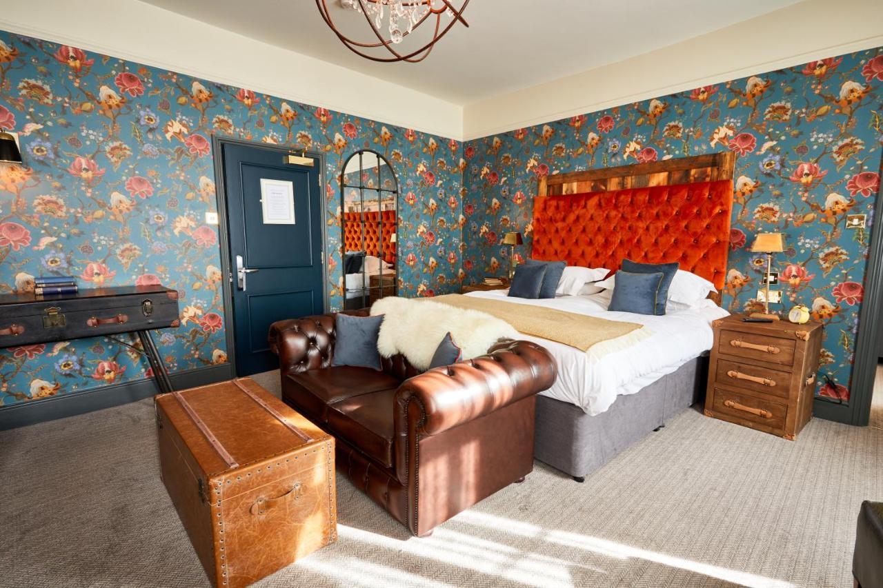 The Fleece At 시런세스터 외부 사진 The hotel's rooms are individually designed.
