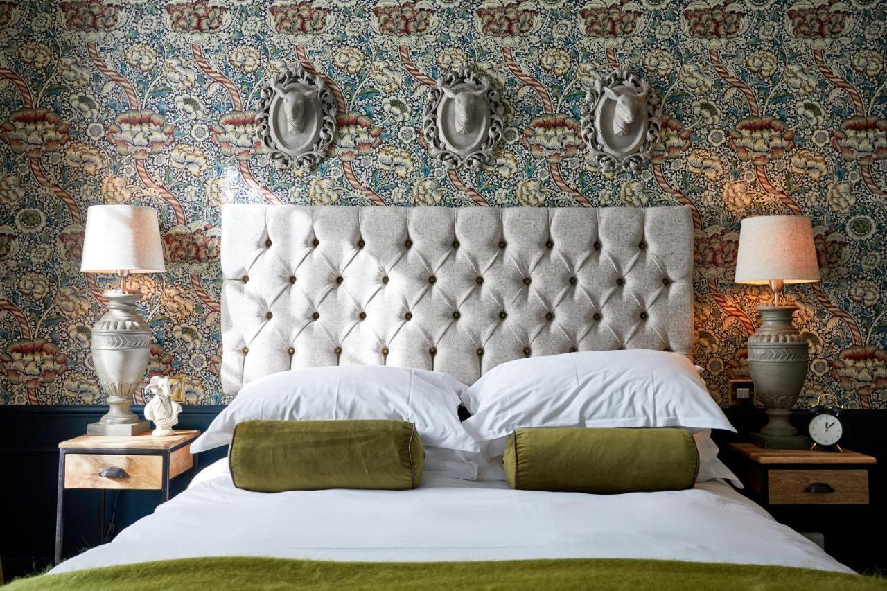 The Fleece At 시런세스터 외부 사진 A bedroom at The Ivy Hotel