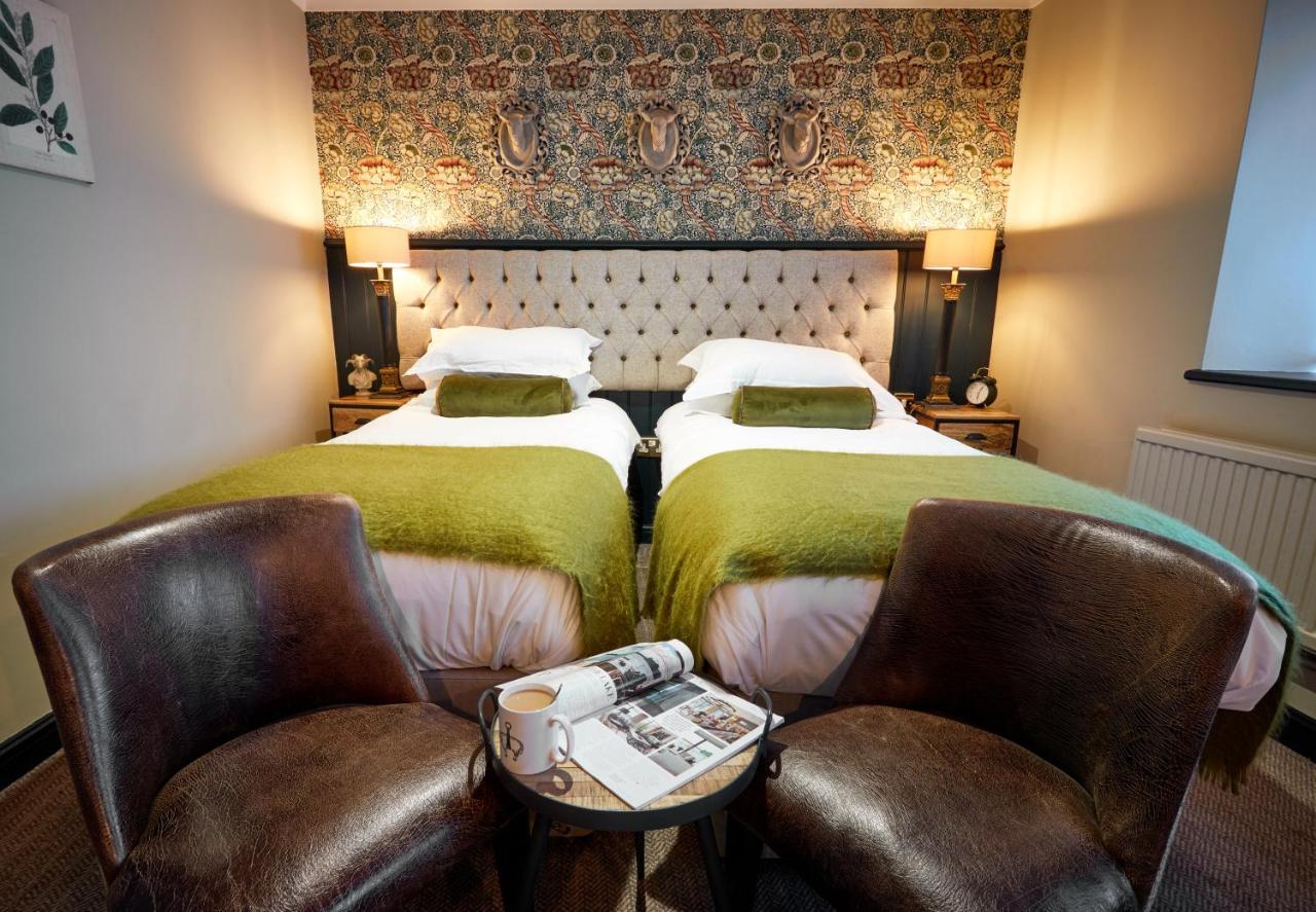 The Fleece At 시런세스터 외부 사진 A room at The Old Bank Hotel