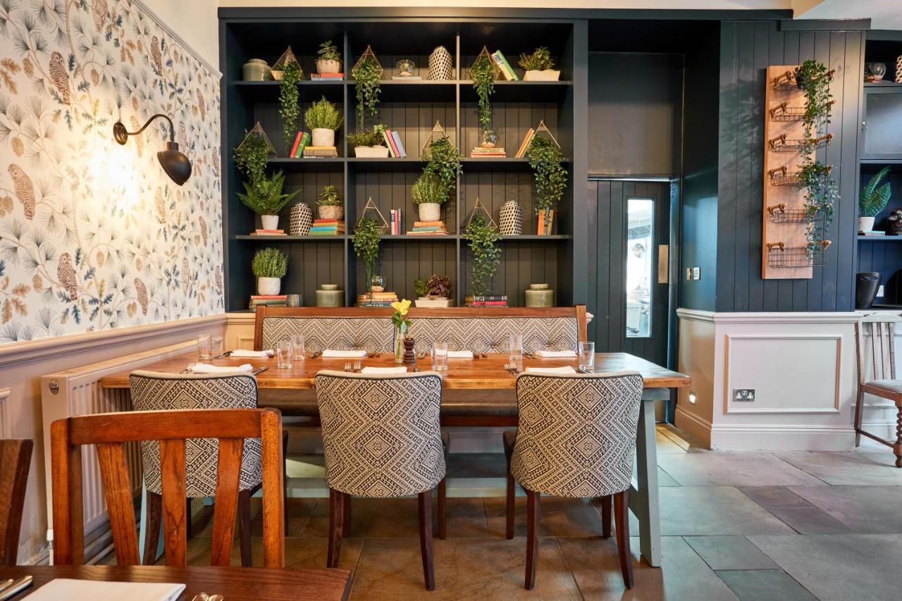 The Fleece At 시런세스터 외부 사진 The interior of the restaurant